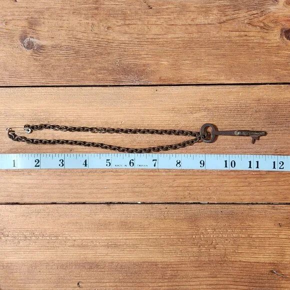 Antique key and chain - Picture 4 of 4